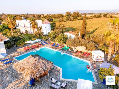 Bazén v ubytování Royal Club Hotel - Aqua Poolside Bliss nebo v jeho okolí