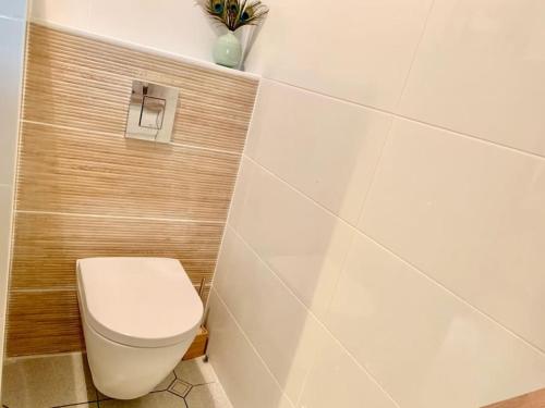 a bathroom with a white toilet in a room at 3 bedrooms house - garden - Parking, Antony Center near Paris and Orly in Antony