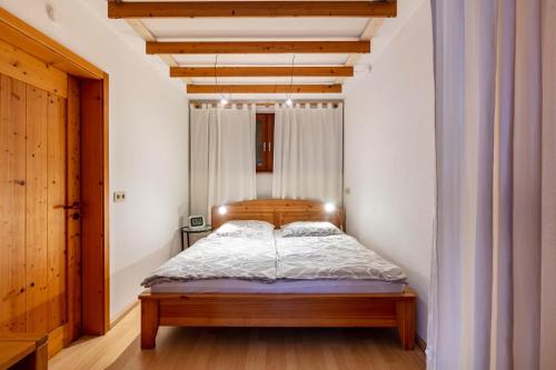 Un dormitorio con una cama con cabecero de madera. en Gästehaus Helga Scherer, en Ballrechten