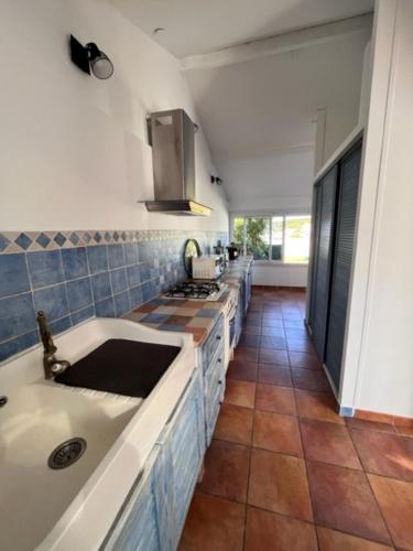 une cuisine avec un évier et un plan de travail dans l'établissement Villa pieds dans la mer de la Cote bleue, à Martigues