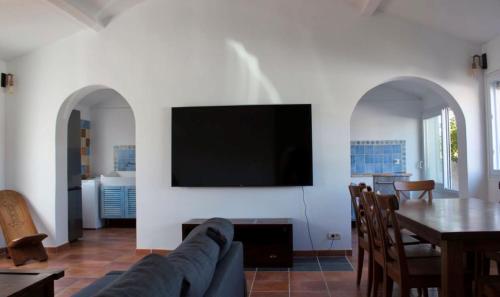 Μια τηλεόραση ή/και κέντρο ψυχαγωγίας στο Villa pieds dans la mer de la Cote bleue