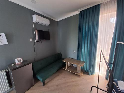 Una televisión o centro de entretenimiento en Guest House "AKHALTSIKHE"