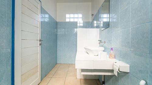 bagno con lavandino bianco e specchio di Atlas Gili Party Hostel a Gili Trawangan