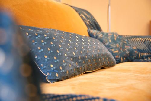a close up of two pillows sitting on a couch at Gîte Les Bambous in Saint-Antoine