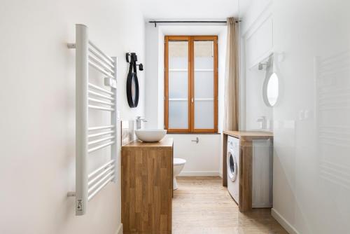 un baño con inodoro y lavabo en Gambetta201CahorsCityStay, en Cahors