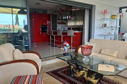 un salon avec un canapé et une table en verre dans l'établissement Hyper Centre Bandol Agréable t4 piscine chauffer clim Parking wifi, à Bandol