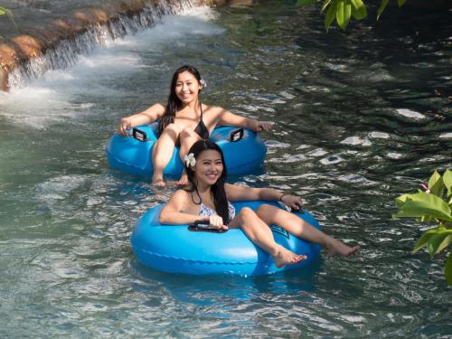 Επισκέπτες που μένουν στο Guam Plaza Resort