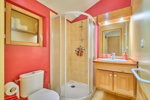 a bathroom with a shower and a toilet and a sink at Gîte Les Bambous in Saint-Antoine