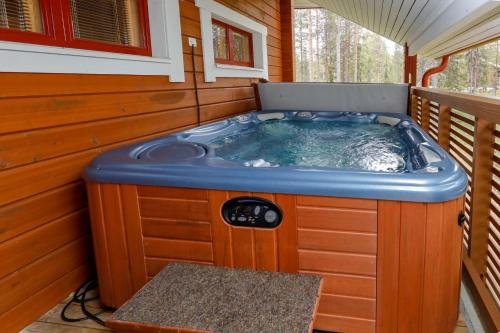 a jacuzzi tub in the back of a house at KätkänKiisa in Kittilä