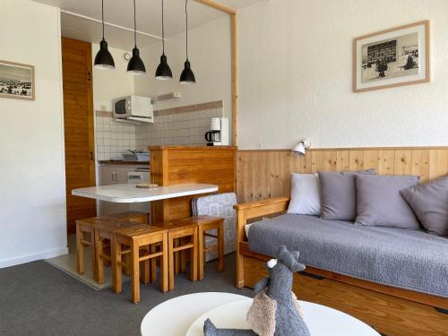 un salon avec un canapé et une table dans l'établissement Pyrénées Cœur de station GR10 randonnées, à La Pierre Saint Martin