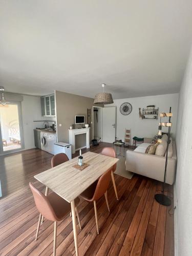 une cuisine et un salon avec une table et des chaises dans l'établissement La PASSERELLE, à Toulouse