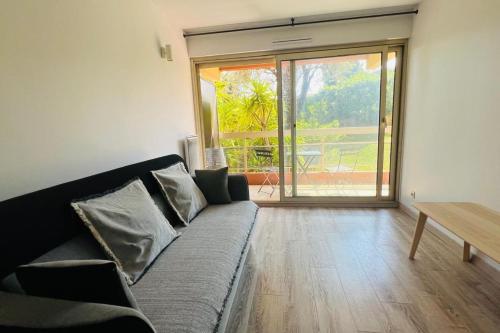 Photo de la galerie de l'établissement Beautiful sunny apartment with balcony in Nice, à Nice