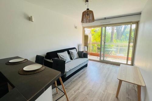 Photo de la galerie de l'établissement Beautiful sunny apartment with balcony in Nice, à Nice