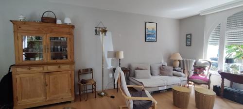 - un salon avec un canapé blanc et une armoire en bois dans l'établissement House with garden near the beach of Arcachon, à Arcachon