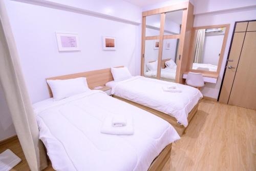 Postel nebo postele na pokoji v ubytování Creston Grand Hotel Suphan Buri