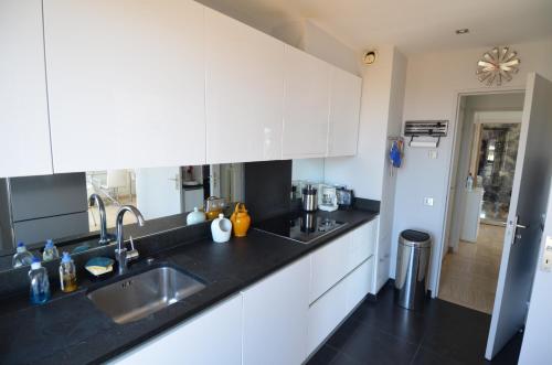 HELIANTHE - Superbe appartement avec terrasse vue mer et Château au Port de Nice photo 15