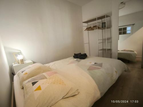 a bedroom with a bed with a bag on it at Nouveau ! T2 lumineux en centre ville in Aix-en-Provence