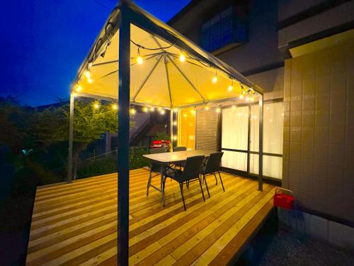 Balkoni atau teres di New OPEN BBQ ウッドデッキ テントサウナ 最大13名宿泊可能