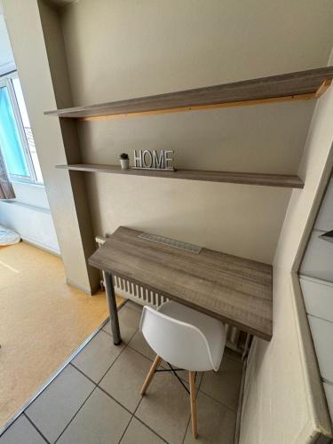 - un bureau et une chaise dans la chambre dans l'établissement Studio pour étudiant 27, à Valence