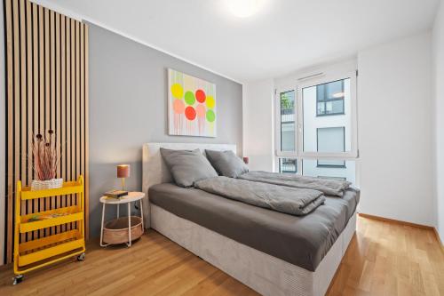 ein Schlafzimmer mit einem großen Bett und einem Fenster in der Unterkunft Heimathafen mit See- & Bergsicht in Friedrichshafen