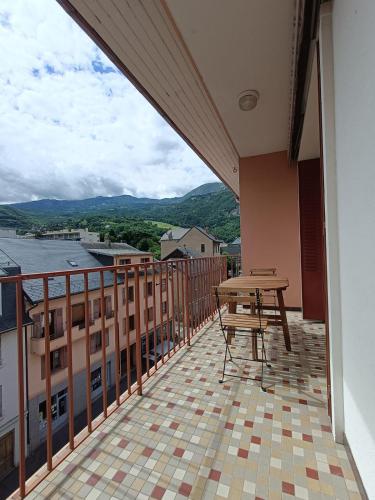 d'un balcon avec une table et une vue sur l'eau. dans l'établissement 75m apartment in Saint-Jean-de-Maurienne, à Saint-Jean-de-Maurienne