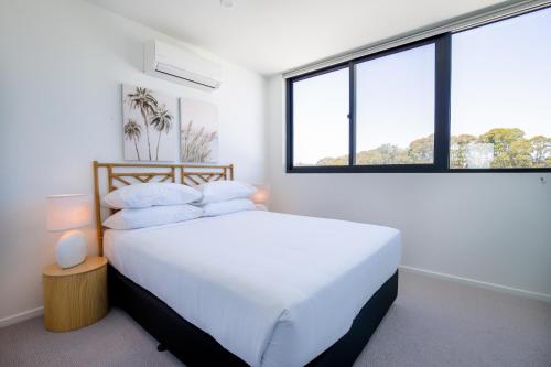 Ένα ή περισσότερα κρεβάτια σε δωμάτιο στο Lavish Coastal 2-Bed with Stunning Ocean Views