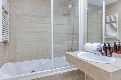 ein Badezimmer mit Badewanne, Waschbecken und Dusche in der Unterkunft Blue Ocean Apartment in A Coruña