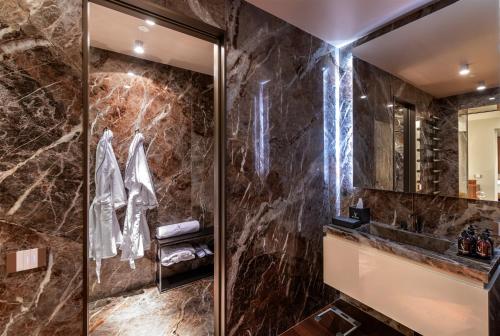 a bathroom with a marble wall at AF Duomo - Milano Luxury Suites in Milan