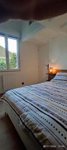 - une chambre avec 2 lits dans une chambre avec une fenêtre dans l'établissement Le Cosy,Cabourg, à Cabourg