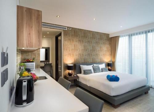 Postel nebo postele na pokoji v ubytování Absolute Twin Sands Resort & Spa - SHA Extra Plus