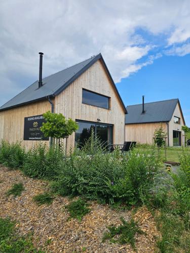 un gran edificio de madera con un cartel delante en PauchHuts, en Horní Planá