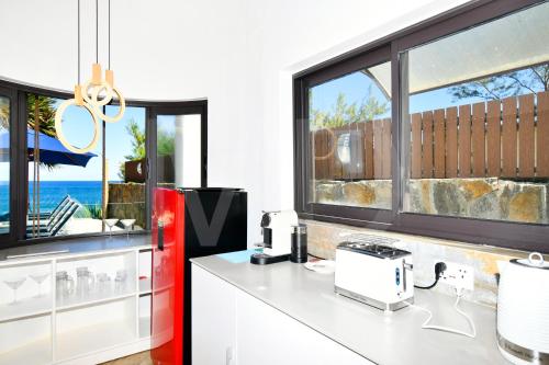 Kuchyň nebo kuchyňský kout v ubytování Domaine de la Falaise private villa