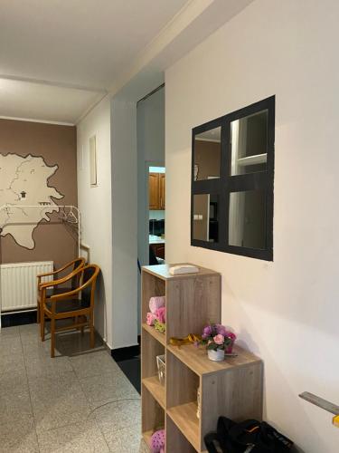 una stanza con tavolo e specchio a parete di Adnna Home a Bihać