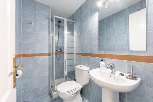a bathroom with a toilet and a sink and a shower at Beautiful 2 Bed Apartment Los Pacos in Las Lagunas Mijas