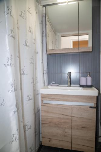 Spacious 2 BR apartment next to Acropolis