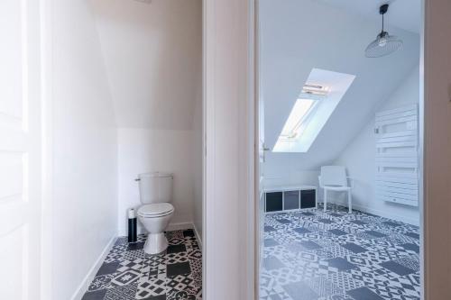 une salle de bain avec toilettes dans une chambre dans l'établissement L'Oyat, à Barneville-Carteret