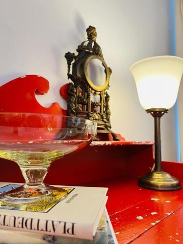 a table with a glass of wine and a lamp at Ferienhaus Slichtemolen in Saal