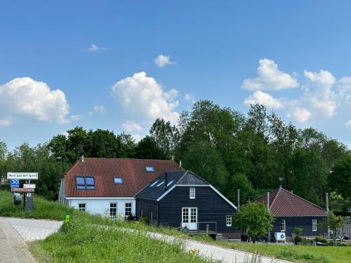 a black house and a white house at Het Spoel in Kuilenburg