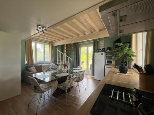 Kuchyň nebo kuchyňský kout v ubytování Gite de La Liambe - Maison en bois à la campagne