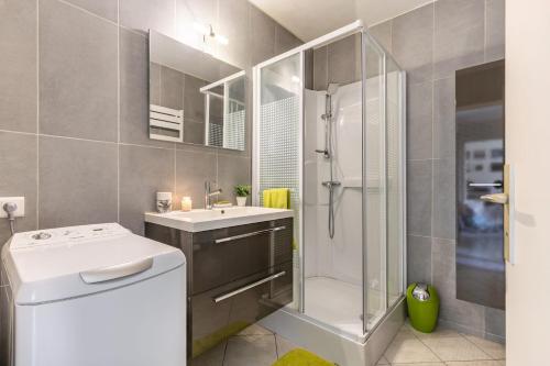 une salle de bain avec une douche, un lavabo et des toilettes dans l'établissement L'Anisé, à Metz