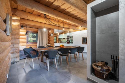 a kitchen and dining room with a table and chairs at Chalet Piros Tale - Sauna - Jacuzzi - Beautiful scenery - Kids playground - In the forest in Tale