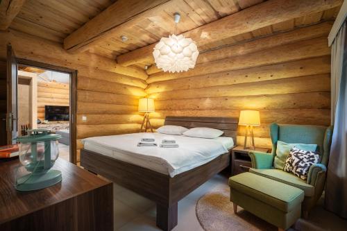 Postel nebo postele na pokoji v ubytování Chalet Piros Tale - Sauna - Jacuzzi - Beautiful scenery - Kids playground - In the forest