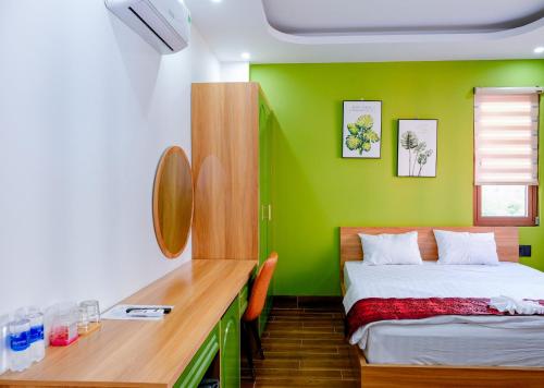 Ένα ή περισσότερα κρεβάτια σε δωμάτιο στο Rova Hotel - Positano Horse Phú Quốc