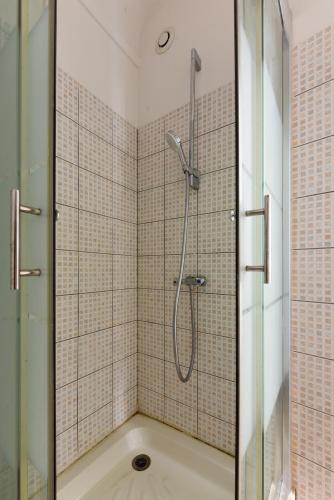 une douche avec une porte vitrée dans une salle de bain dans l'établissement Studio Garrigue, à La Fare-les-Oliviers