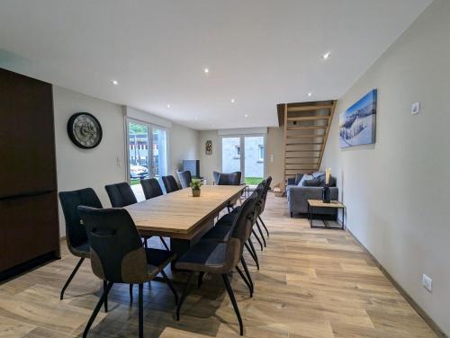une salle à manger avec une longue table et des chaises dans l'établissement Maison Gite Le Skieur, à La Bresse