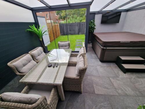 ハノーファーにあるSpa Lounge Hannoverのパティオ(テーブル、椅子、ピアノ付)