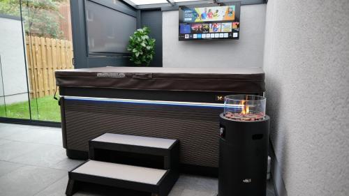 ハノーファーにあるSpa Lounge Hannoverの部屋にあるろうそくとスツールが置かれた机