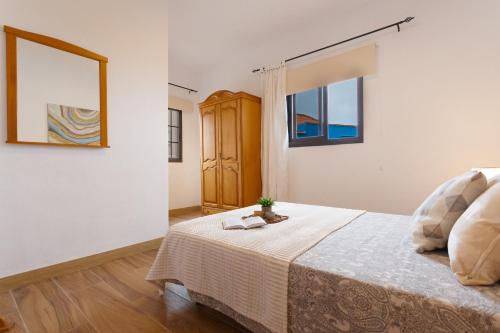 a bedroom with a bed and a window at Casa en El Campo in Tacoronte