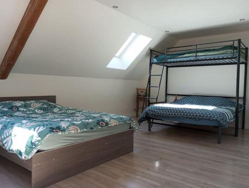 une chambre avec deux lits superposés et une échelle dans l'établissement Appartement 11 personnes, à Saint-Laurent-du-Cros