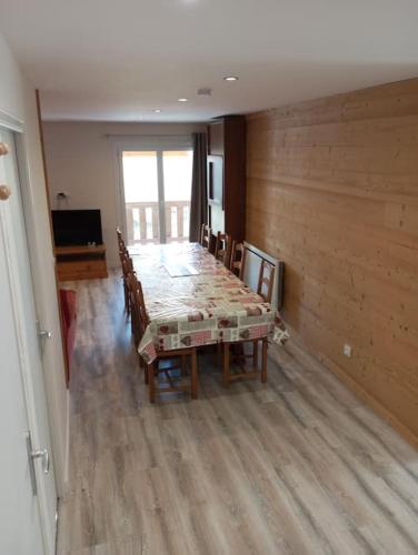 une salle à manger avec une longue table et des chaises dans l'établissement Appartement 11 personnes, à Saint-Laurent-du-Cros